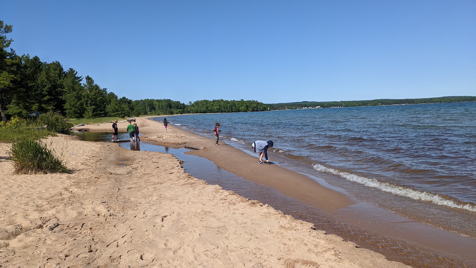 Photo of Munising Beach with bright sand surface