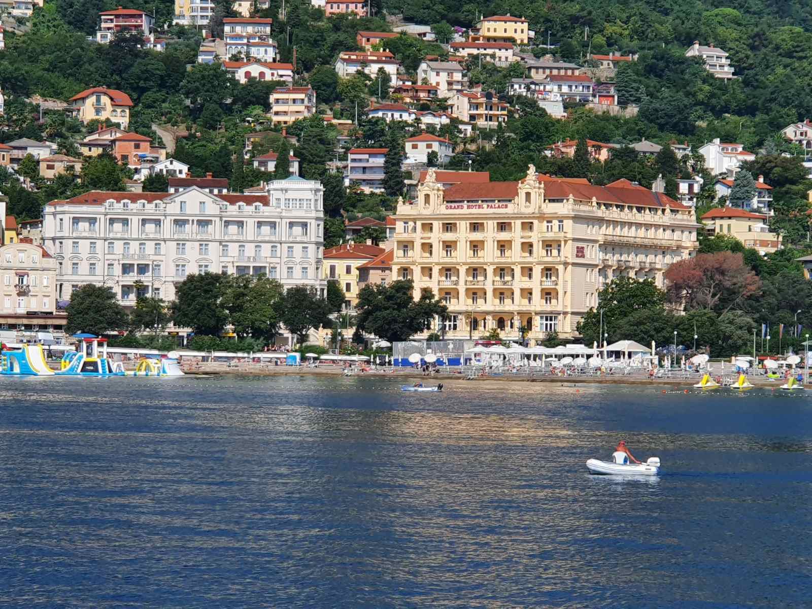 Photo of Slatina beach and the settlement