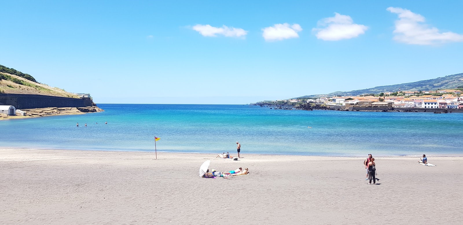 Foto di Praia do Porto Pim sorretto da scogliere