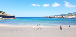Foto von Praia do Porto Pim von Klippen umgeben