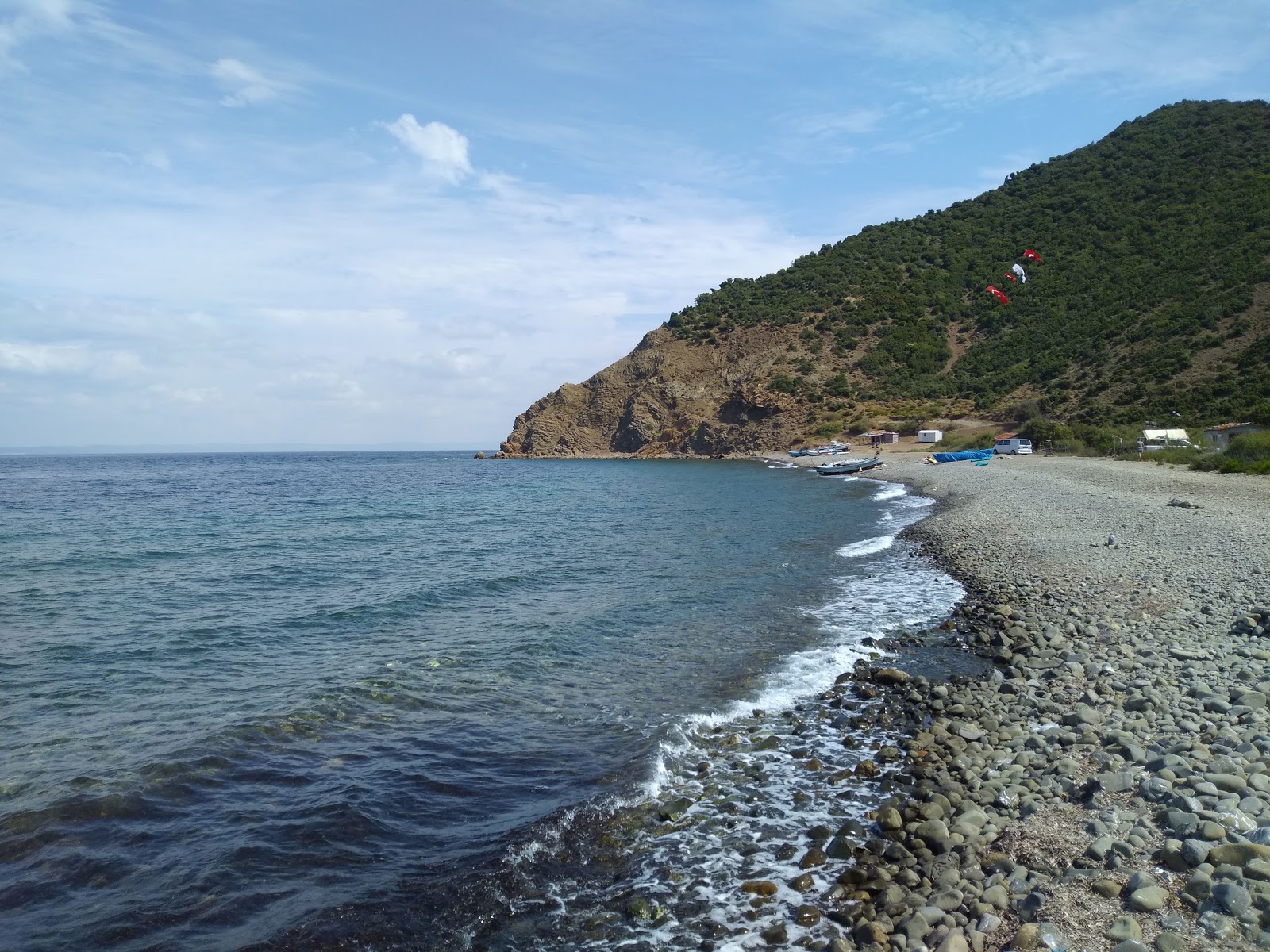 Karaagac Bay beach'in fotoğrafı mavi saf su yüzey ile