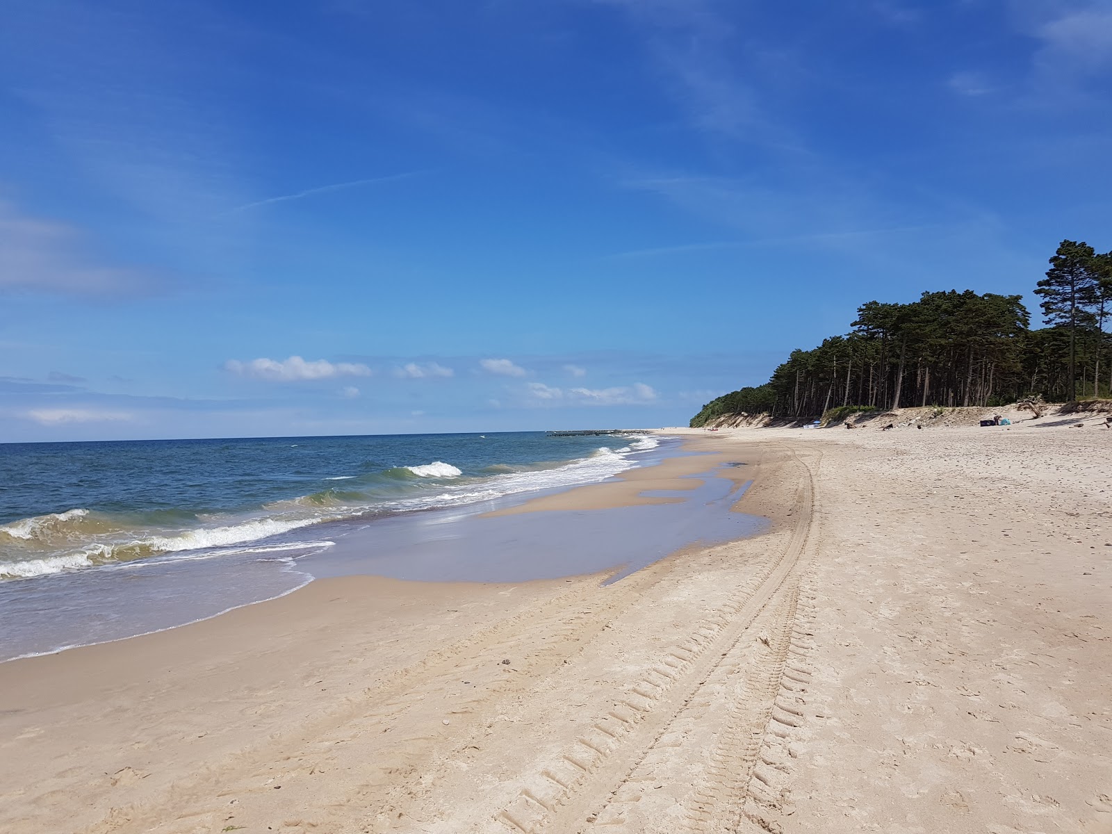 Valokuva Rusinowo beachista. pinnalla beige iekka:n kanssa