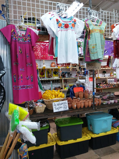 Flea Market «Fox Valley Flea Market», reviews and photos, 840 N State St, Elgin, IL 60123, USA