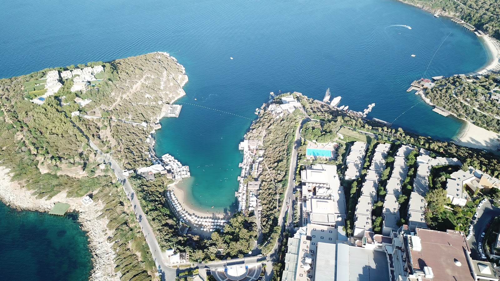 Photo de Plage Hilton Bodrum avec sable lumineux de surface