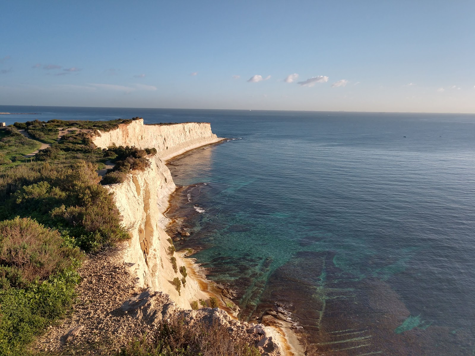 Fotografie cu Munxar Beach cu o suprafață de apa pură turcoaz