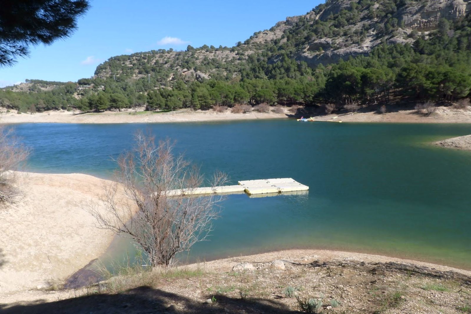 Φωτογραφία του Playa Ardales υποστηρίζεται από βράχους