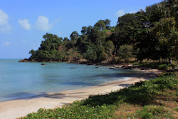 Laem Prathap Beach'in fotoğrafı dağlarla çevrili