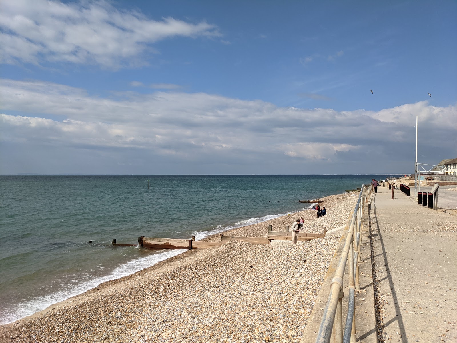 Foto af Selsey beach med blåt rent vand overflade