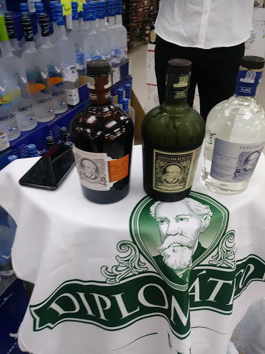 Liquor Store «Lakewood Medallion Discount Liquor», reviews and photos, 5748 Live Oak St, Dallas, TX 75206, USA