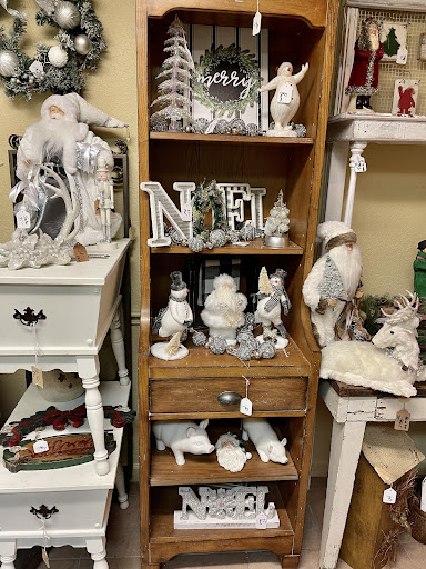 Consignment Shop «Trader Maes Decor & Artist Market», reviews and photos, 2001 Rock Springs Rd, Apopka, FL 32712, USA