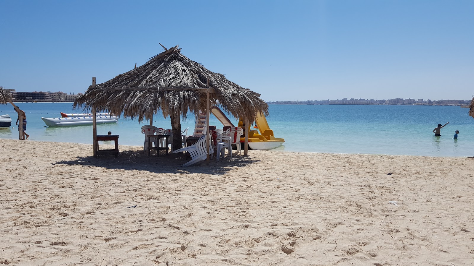 Fotografija Gana Beach z svetel pesek površino