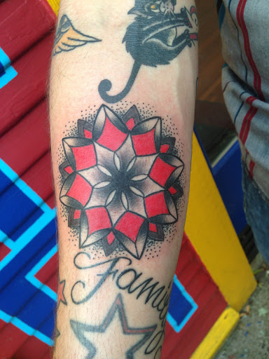 Tattoo Shop «Freaks and Geeks Tattoo Studio», reviews and photos, 5014 NE 24th Ave, Portland, OR 97211, USA