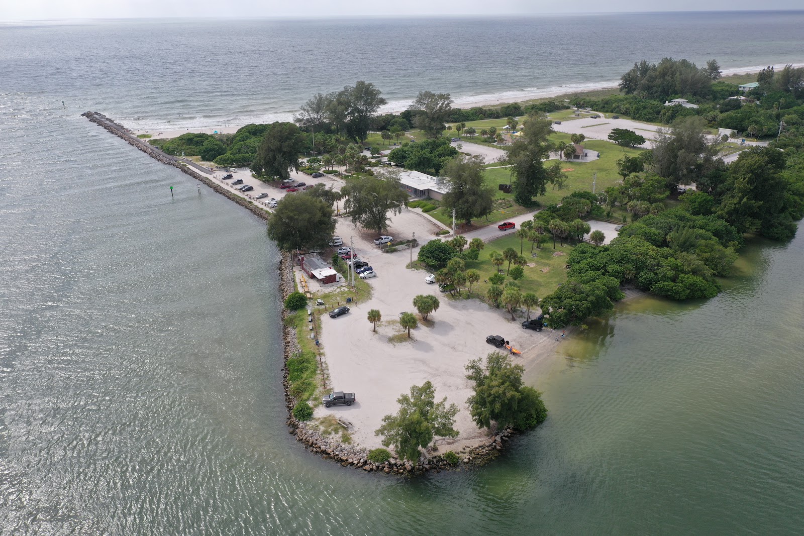 Foto af North Jetty beach med lys skaldesand overflade