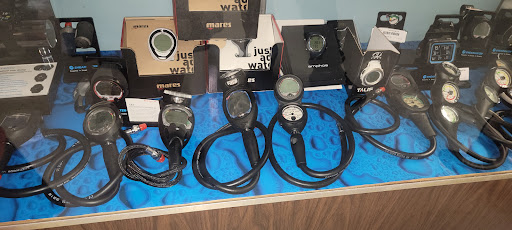 SCUBA Instructor «WOODS & WATER OUTDOOR SPORTS CENTER», reviews and photos, 124 Edwards Ave, Brandon, FL 33510, USA