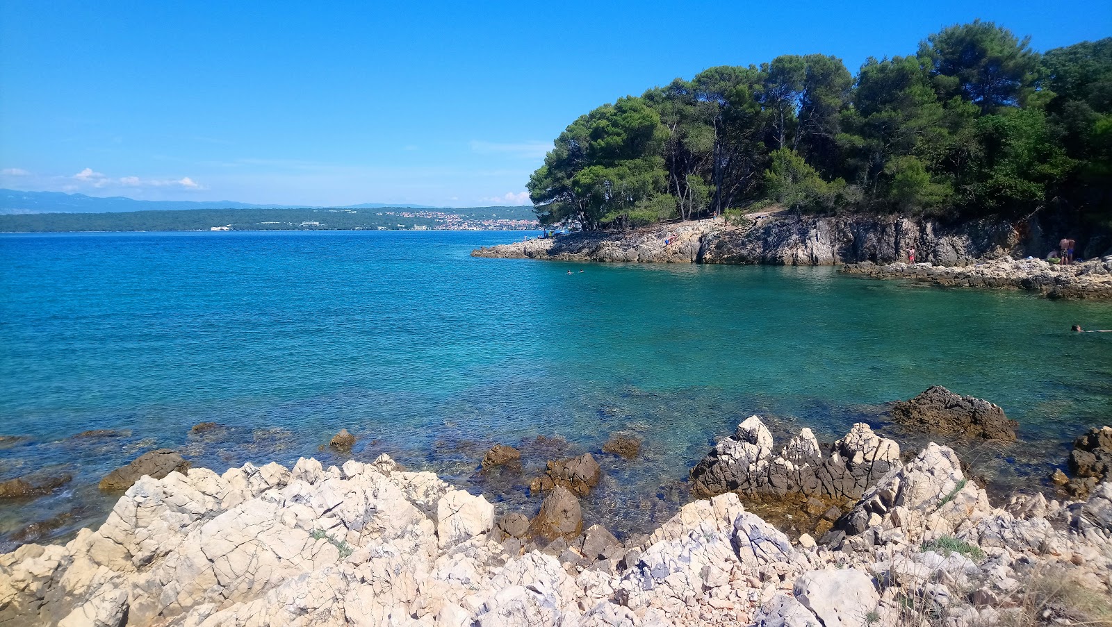 Photo of Malinska-Porat beach with turquoise pure water surface