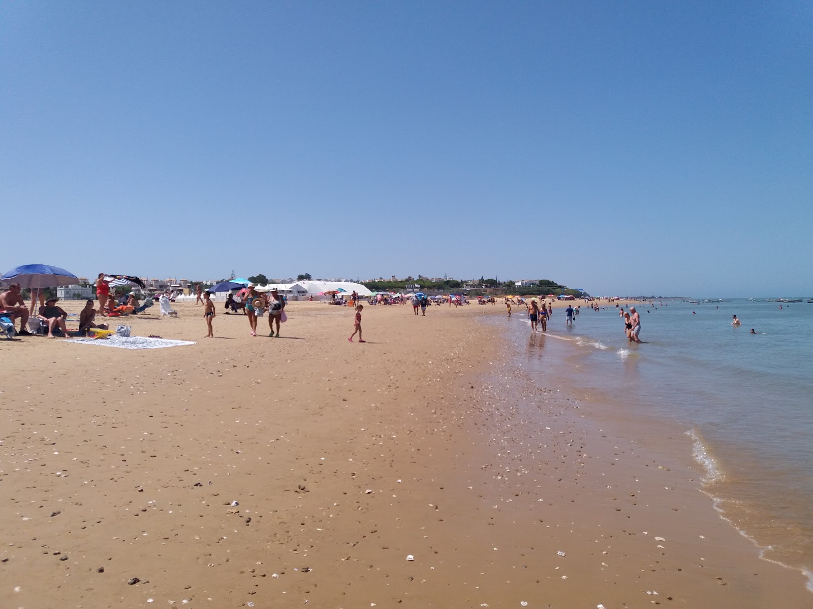 Foto de Playa de las Piletas con arena brillante superficie