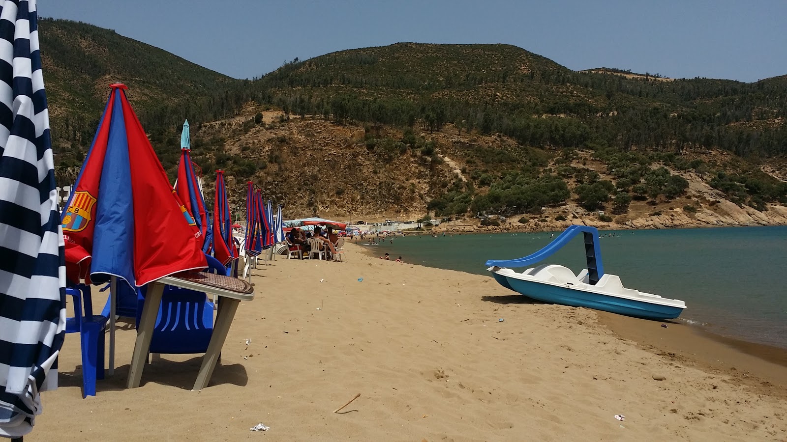 Foto di Plage d'Aïn El Dawla sorretto da scogliere