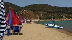 Foto von Plage d'Aïn El Dawla von Klippen umgeben
