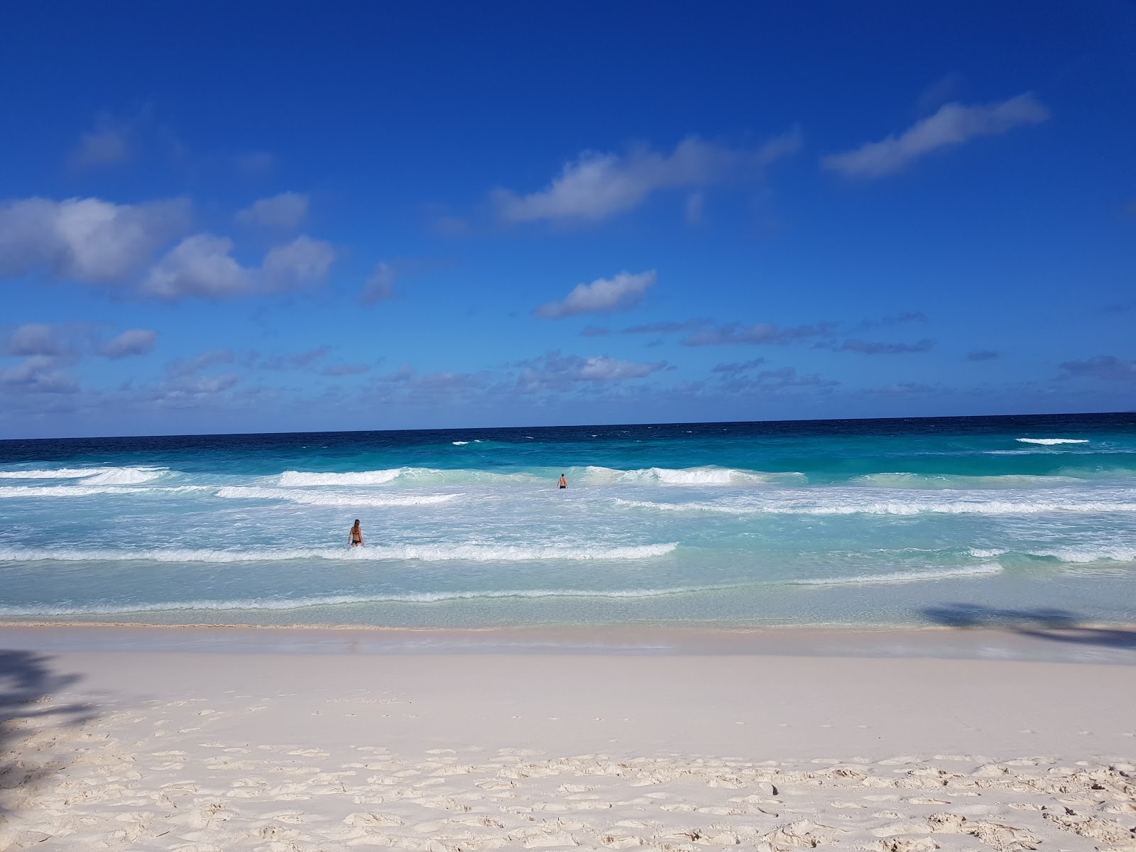 Photo de Plage de Grand Anse protégé par des falaises