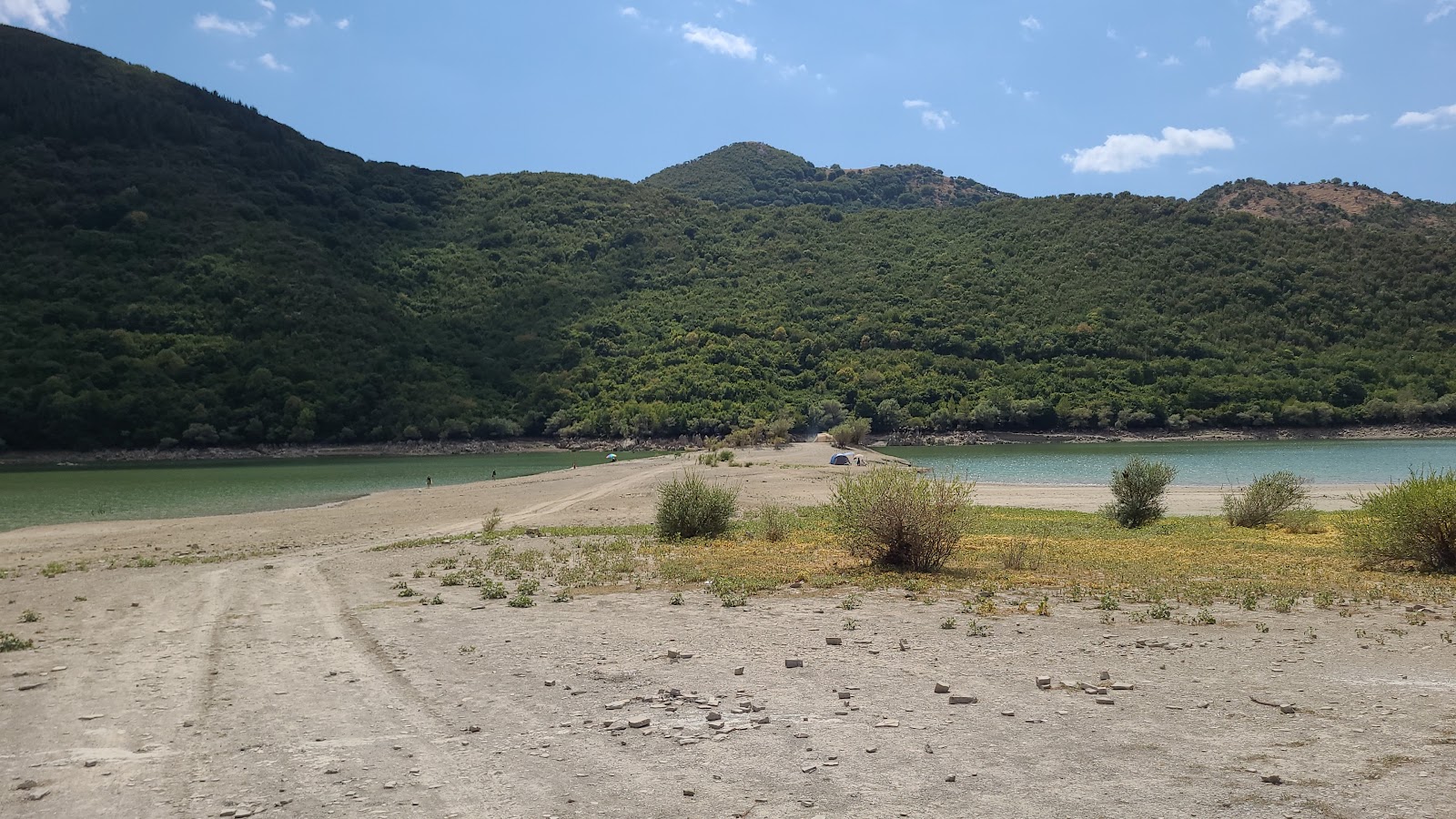 Fotografie cu Spiaggia de Lago di Gallo sprijinit de stânci