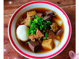 ผู้ใหญ่ฮอลหมูสด