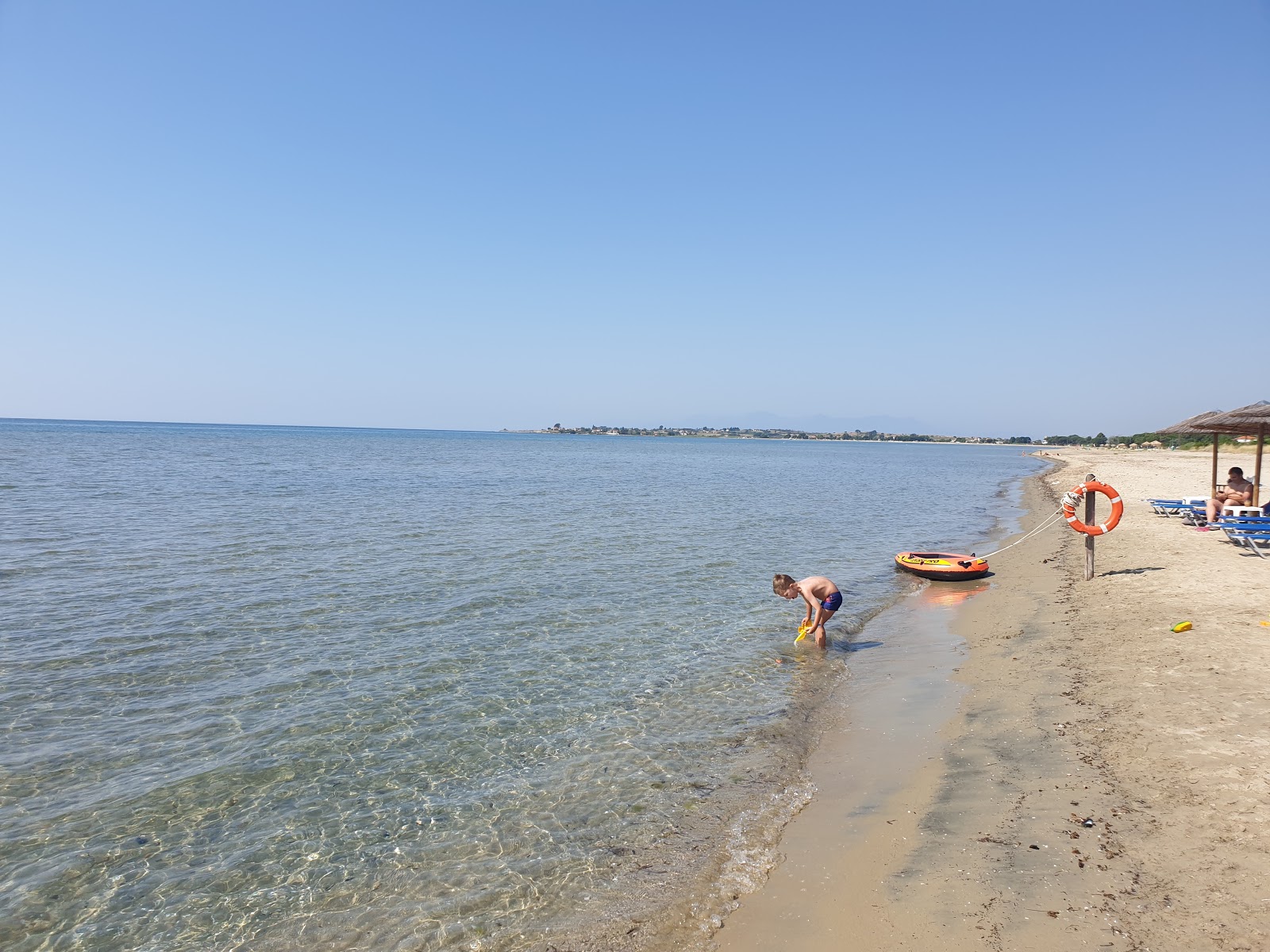 Φωτογραφία του Mandra beach με επίπεδο καθαριότητας πολύ καθαρό