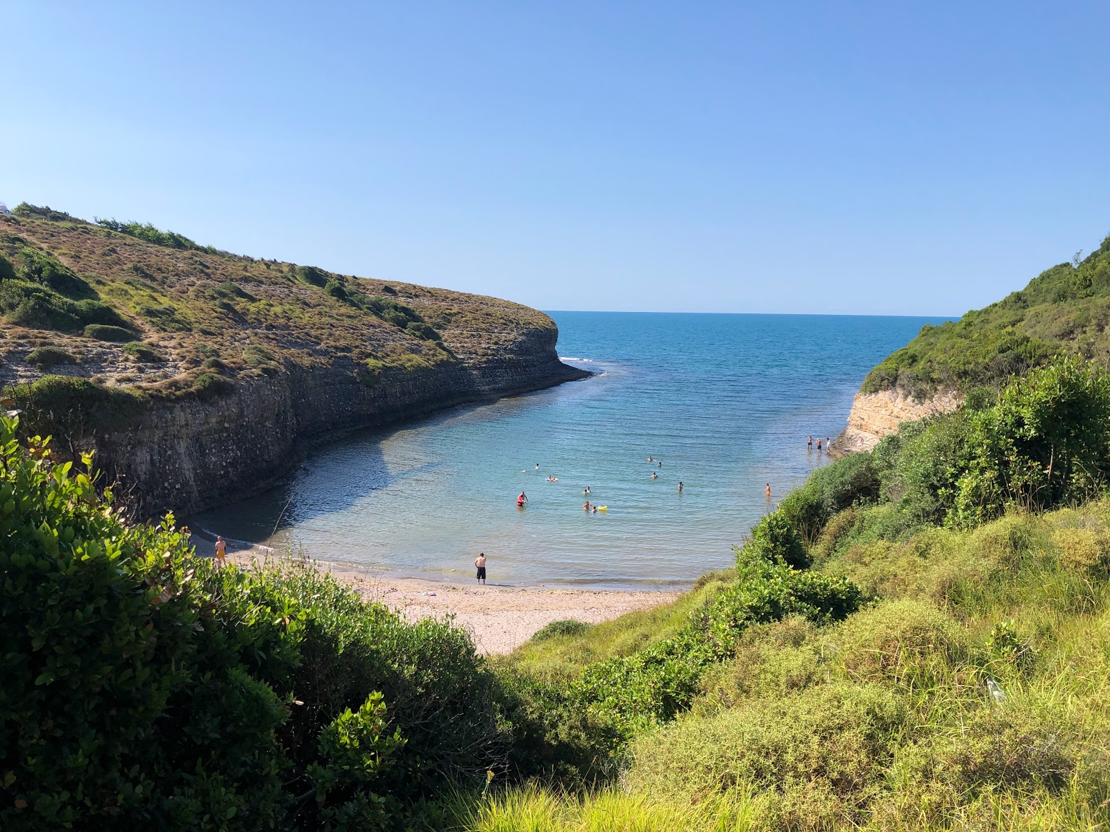 Φωτογραφία του Kadirga Koyu με μπεζ άμμος επιφάνεια