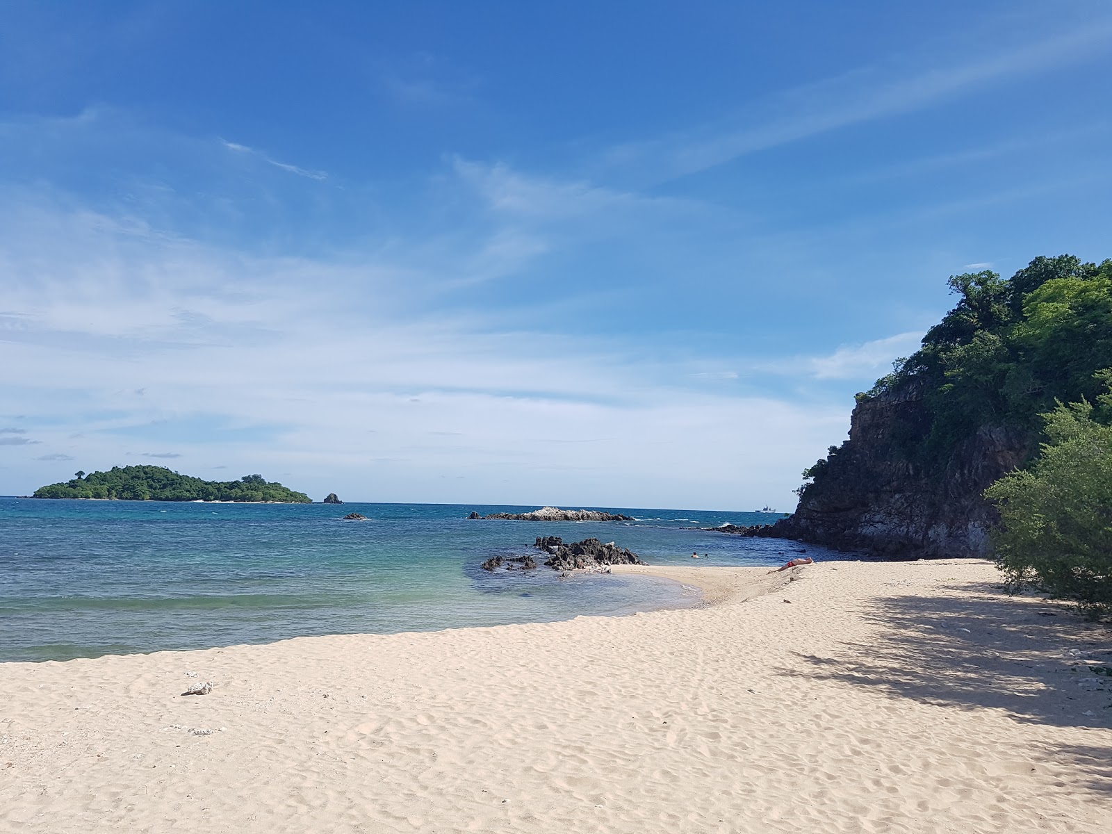 Foto von Strand von Koh Talu mit feiner weißer sand Oberfläche