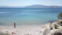 Neraki Beach的照片 被山脉环绕