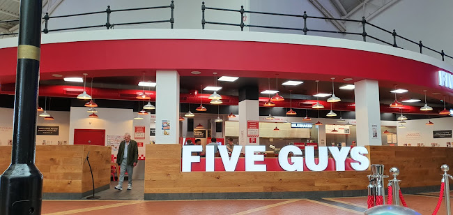 Five Guys Cardiff The Red Dragon Centre - Restaurant