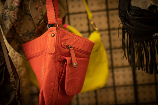 Thrift Store «Snowline Hospice Thrift Store Folsom», reviews and photos, 616 E Bidwell St, Folsom, CA 95630, USA