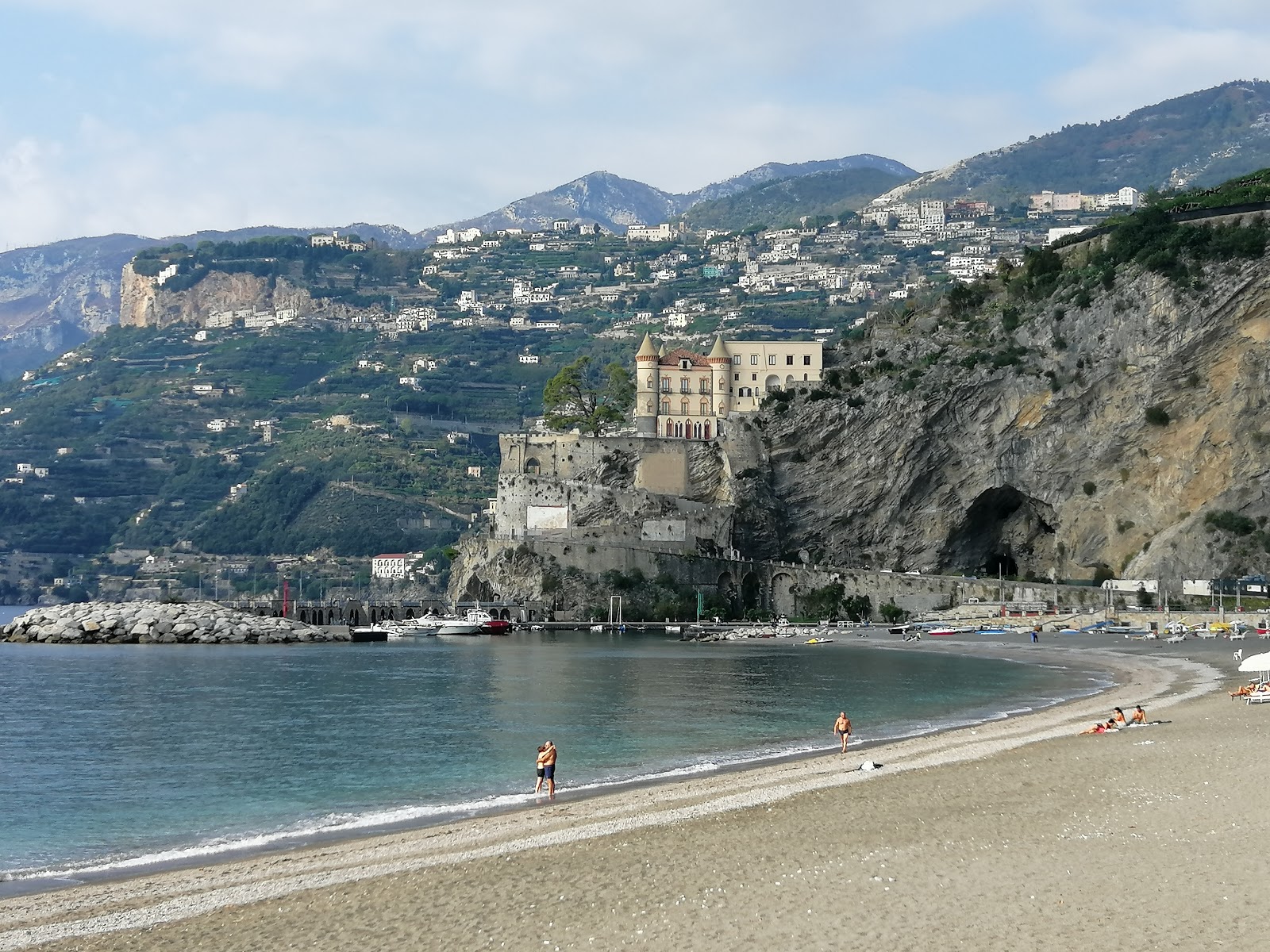 Foto di Spiaggia di Maiori e il suo bellissimo paesaggio