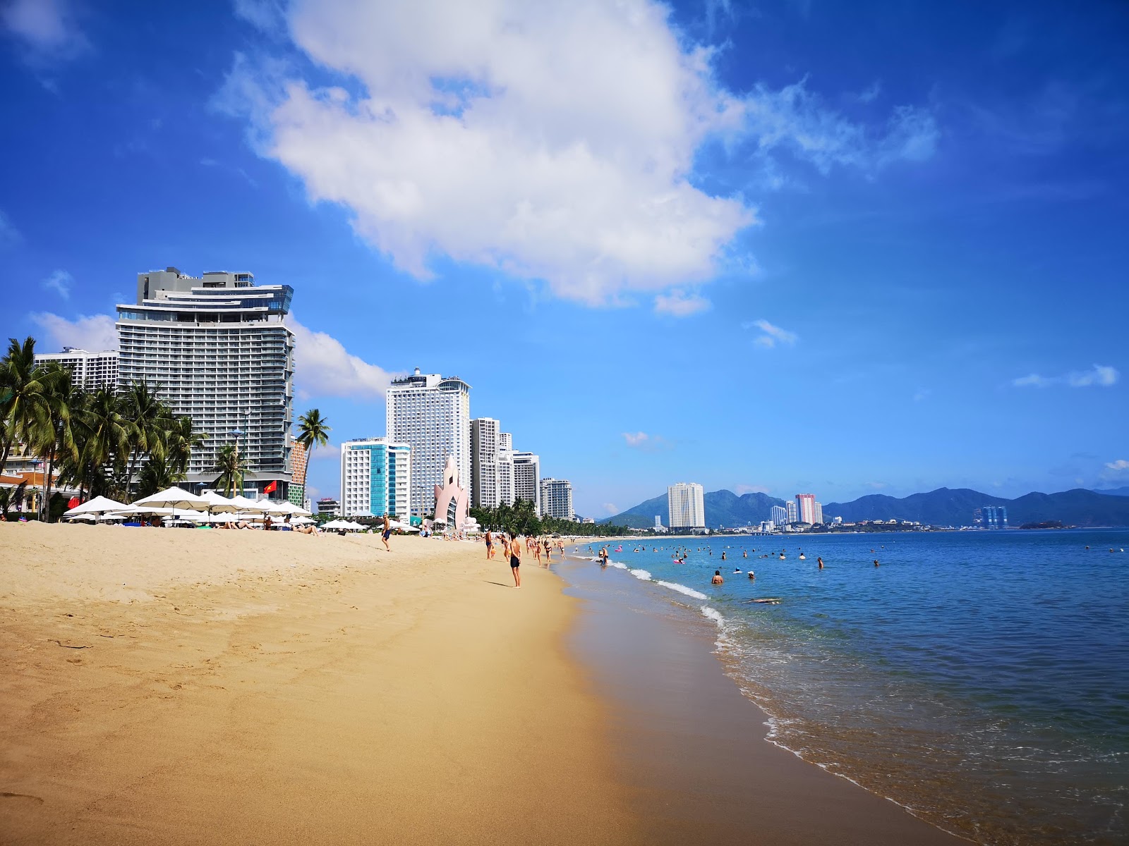 Photo de Plage de Nha Trang avec sable fin et lumineux de surface