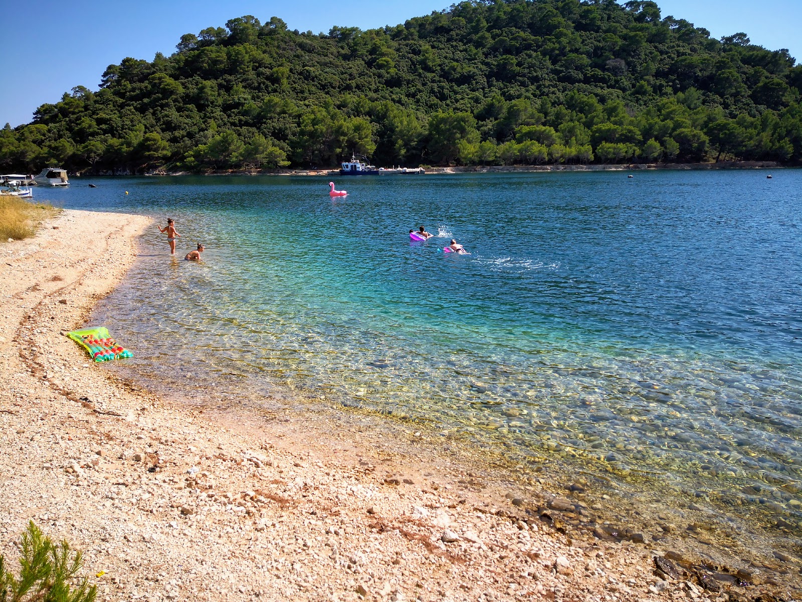 Jurjeva luka beach'in fotoğrafı birden fazla küçük koy ile birlikte