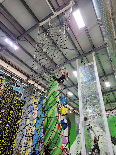Iclimb חיפה-קריות - מתחם קיר הטיפוס ובולדרים - חדר כושר