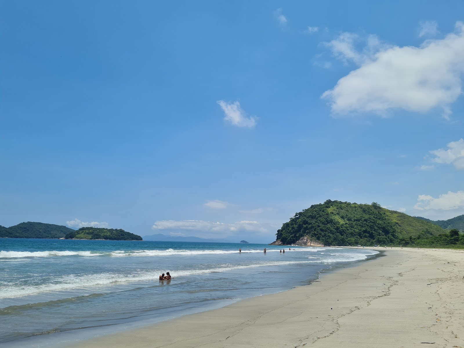 Foto van Coqueiro Beach met beige zand oppervlakte
