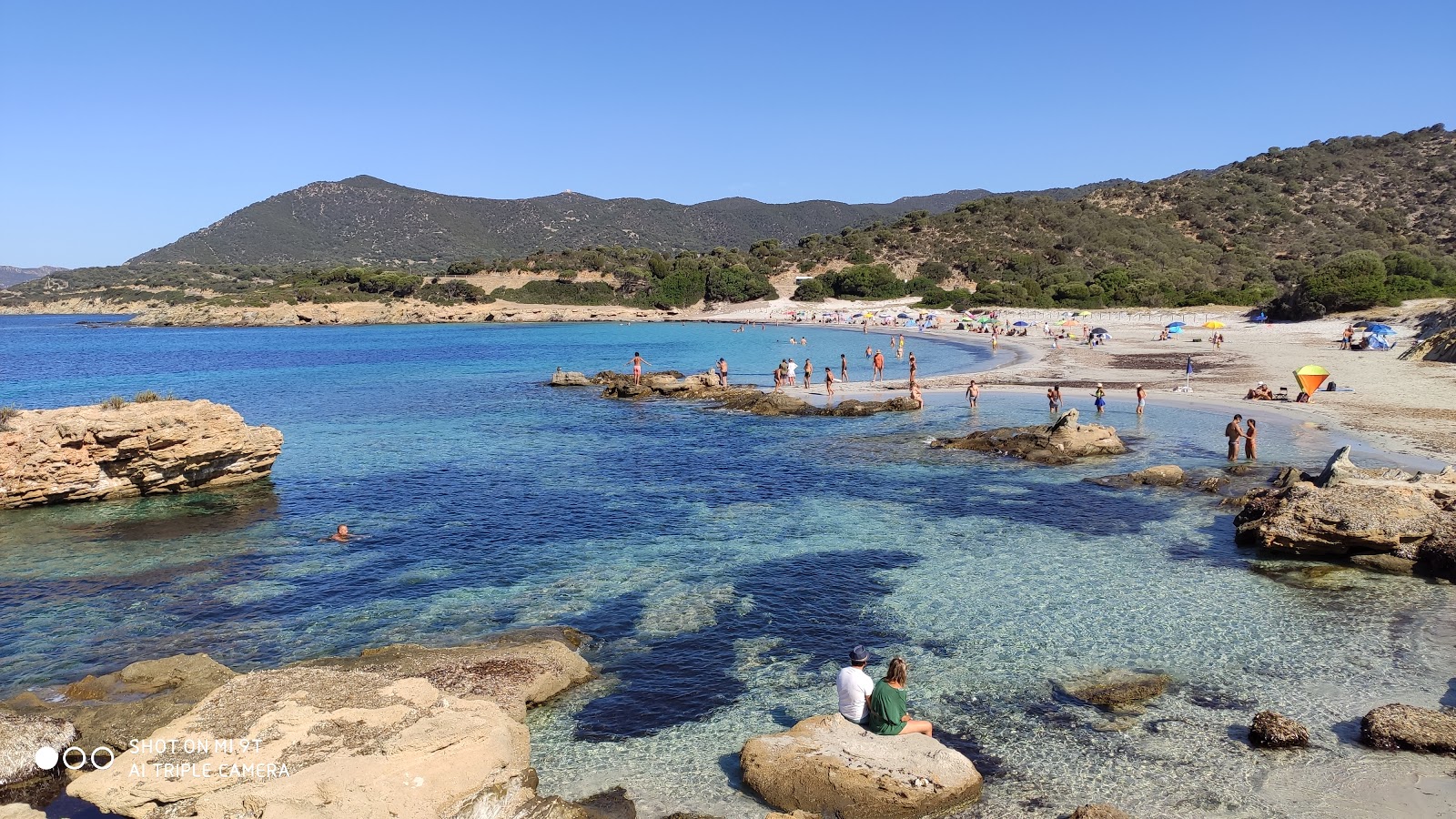 Spiaggia di Piscinni'in fotoğrafı geniş ile birlikte