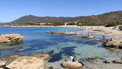 Spiaggia di Piscinni'in fotoğrafı geniş ile birlikte