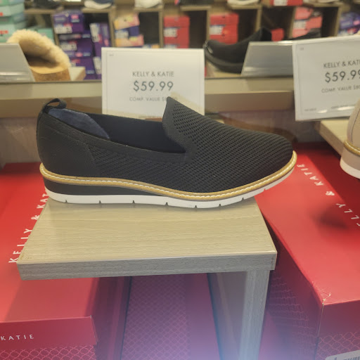 Shoe Store «DSW Designer Shoe Warehouse», reviews and photos, 1824 S 320th St, Federal Way, WA 98003, USA