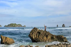 Pantai Watu Pecah image
