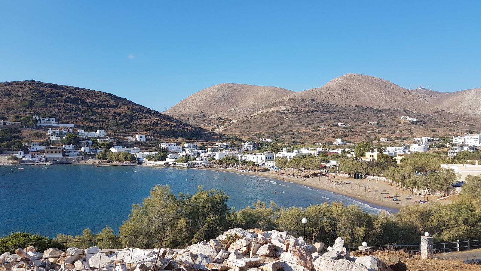 Foto di Paralia Kini con una superficie del sabbia marrone