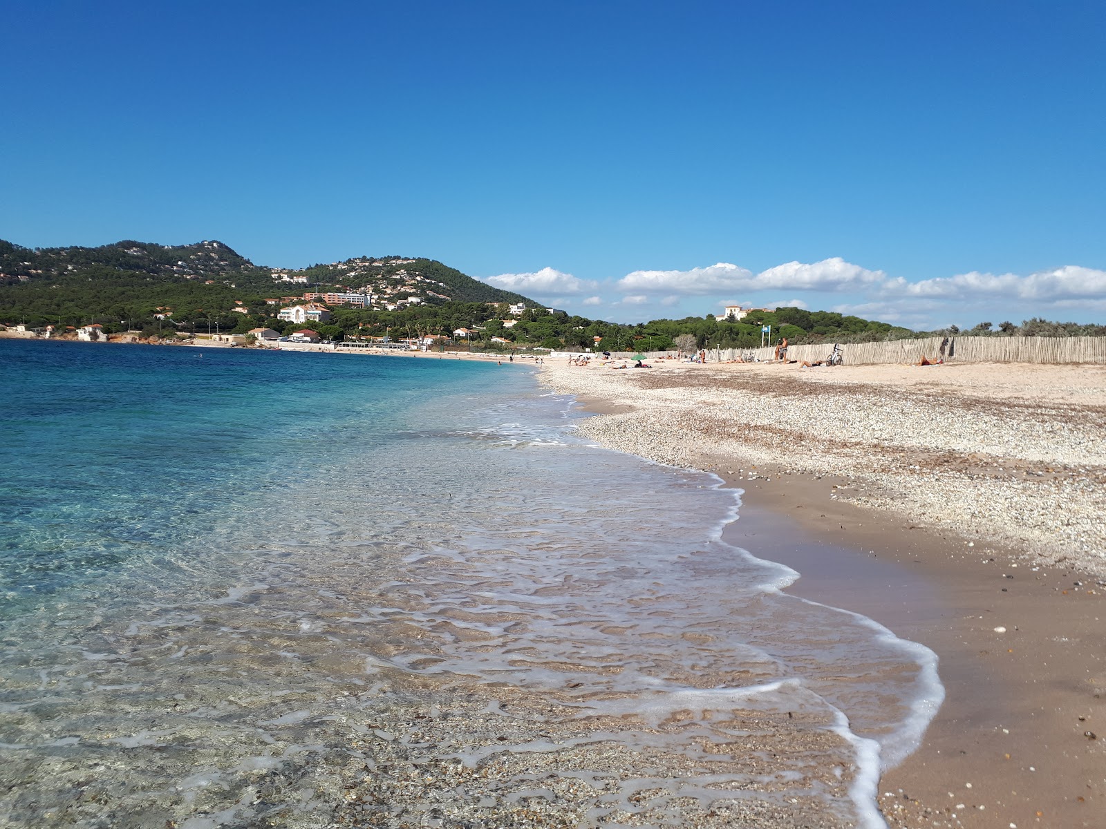 Foto von Almanarre Strand mit feiner heller kies Oberfläche