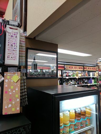 Liquor Store «Rose Town Beverage», reviews and photos, 550 SW Washington St, Portland, OR 97204, USA