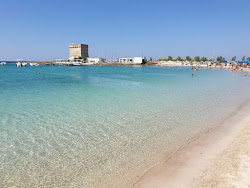 Photo de Spiaggia di Torre Chianca avec plusieurs baies longues