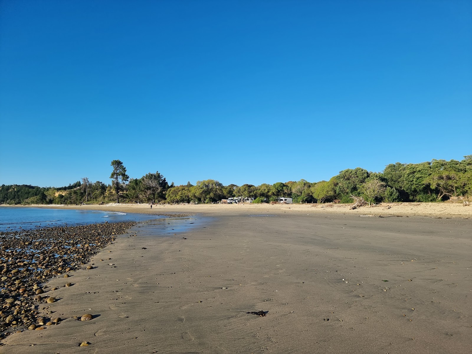 Foto von Kina Beach III mit grauer sand & kiesel Oberfläche