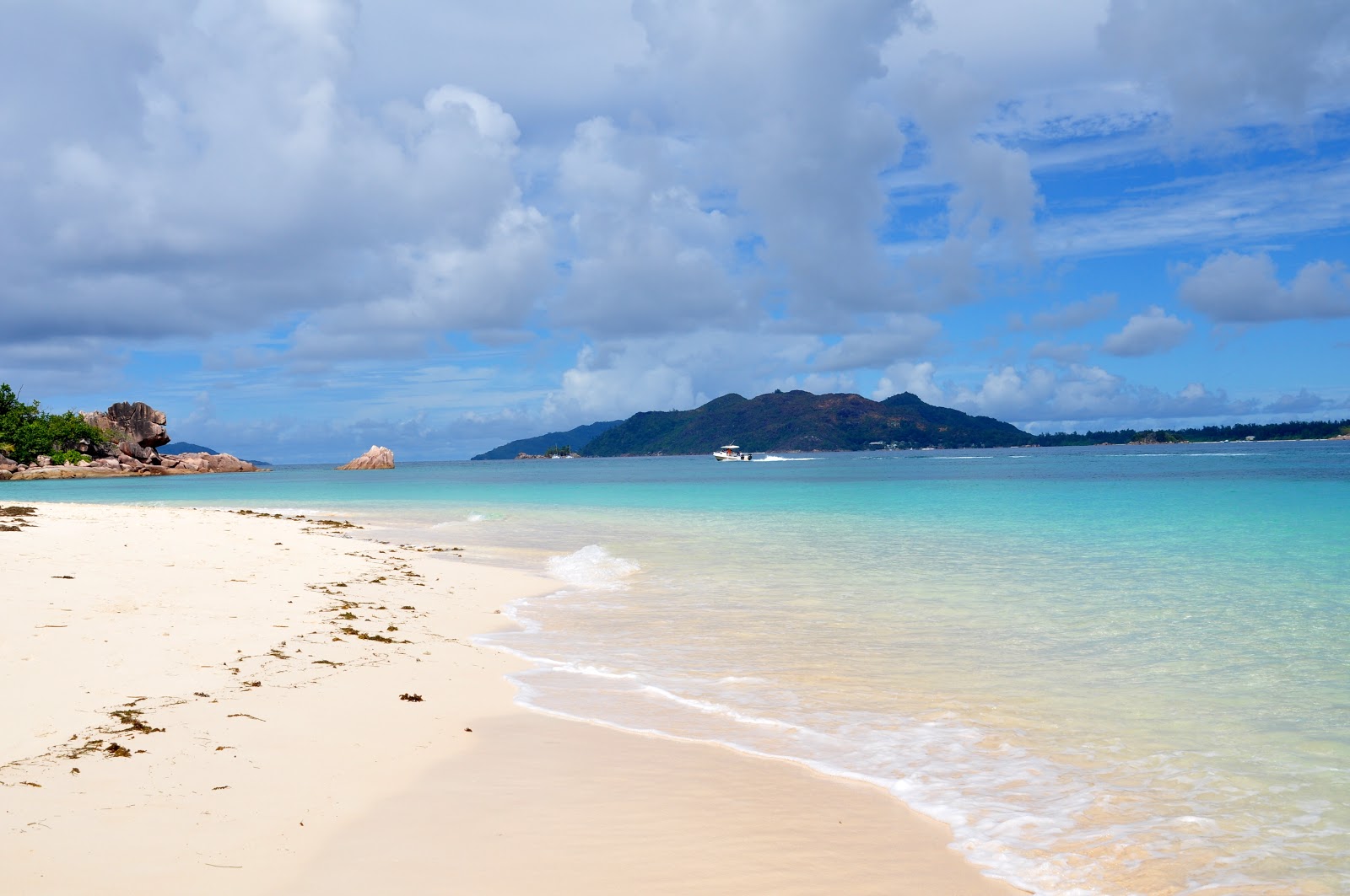 Foto van Anse St. Jose Strand met turquoise puur water oppervlakte