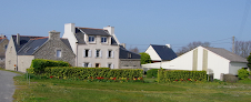 Les Gîtes de l’Amzer’Zo : Location gites de vacances en bord de mer avec jardin et places de parking privés, situés dans une ancienne ferme, à côté plage du Crémiou, village de Ménéham, phare de Pontusval et du GR34, à Kerlouan, Finistère, Bretagne Kerlouan