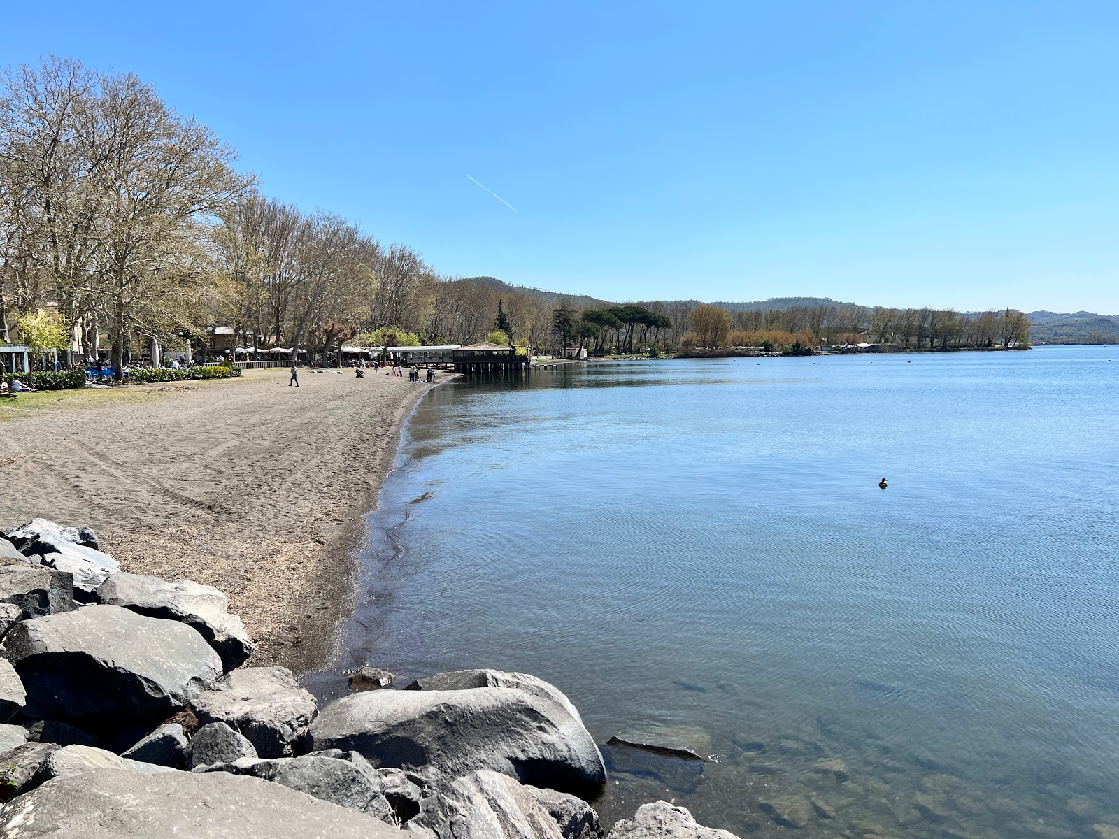 Spiaggia Lago Bolsena'in fotoğrafı - rahatlamayı sevenler arasında popüler bir yer