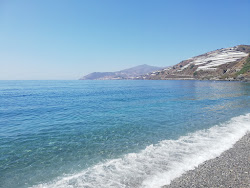 Photo de Playa De El Lance protégé par des falaises