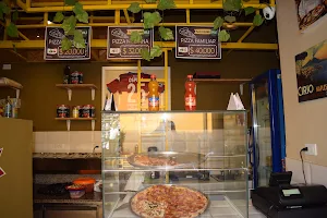 Pizzería La Bomba image